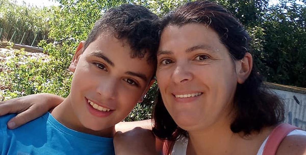 Pais em rede. Mãe, filho, criança, rapaz