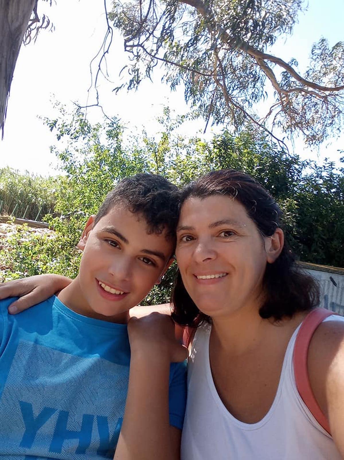 Pais em rede. Mãe, filho, criança, rapaz. 
