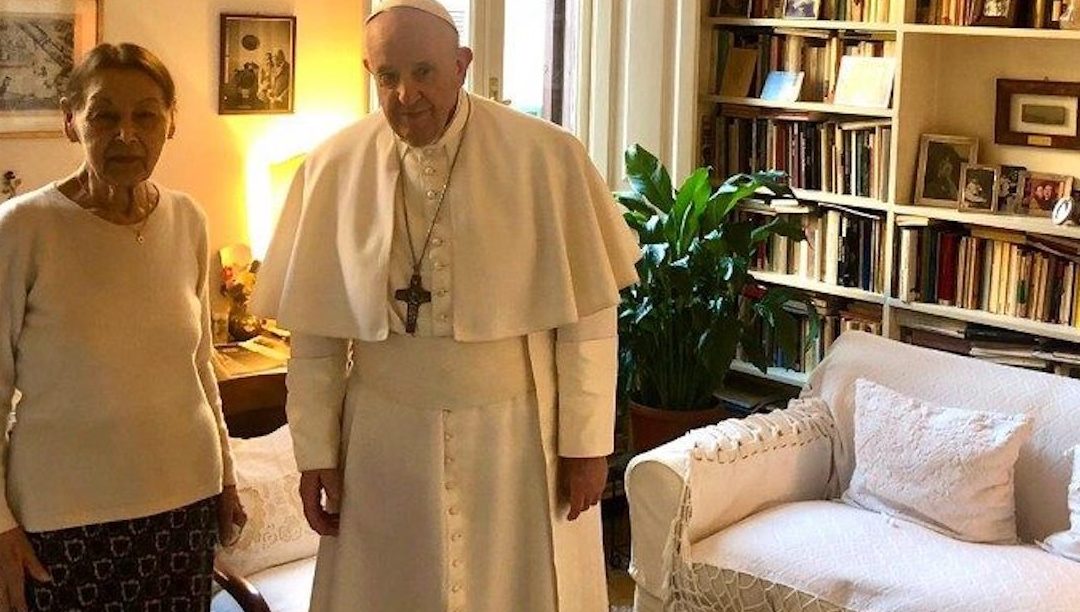 Papa fez visita-surpresa a Edith Bruck, escritora e sobrevivente da Shoah, a quem agradeceu pelo testemunho
