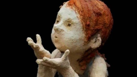Precisamos de nos ouvir (33) – Emília Leitão: uma procura orante diante da pandemia Jurga Martin, escultura