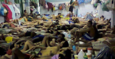 Covid-19 cresce entre migrantes em campos de detenção tailandeses Centro de detenção sobrelotado em Banguecoque. Foto divulgada por um detido em Janeiro de 2020 e reproduzida na notícia da UCA News.
