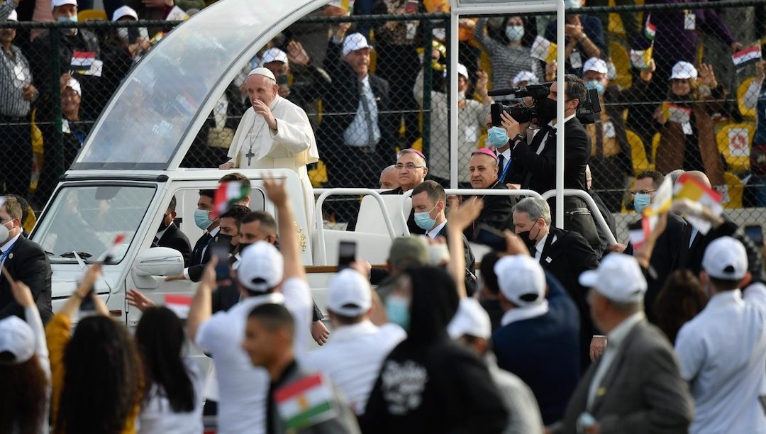 Balanço da viagem do Papa ao Iraque em debate no 7M: reconstrução, política e uma mão branca a acenar fora do carro preto