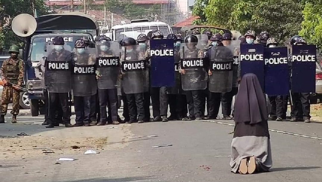 Transferência de armas para os militares da Birmânia tem de parar