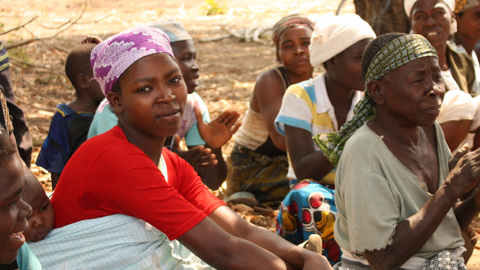 Em Moçambique, ajudam-se as meninas a estudar Cabo Delgado, Moçambique, mulheres, Oikos