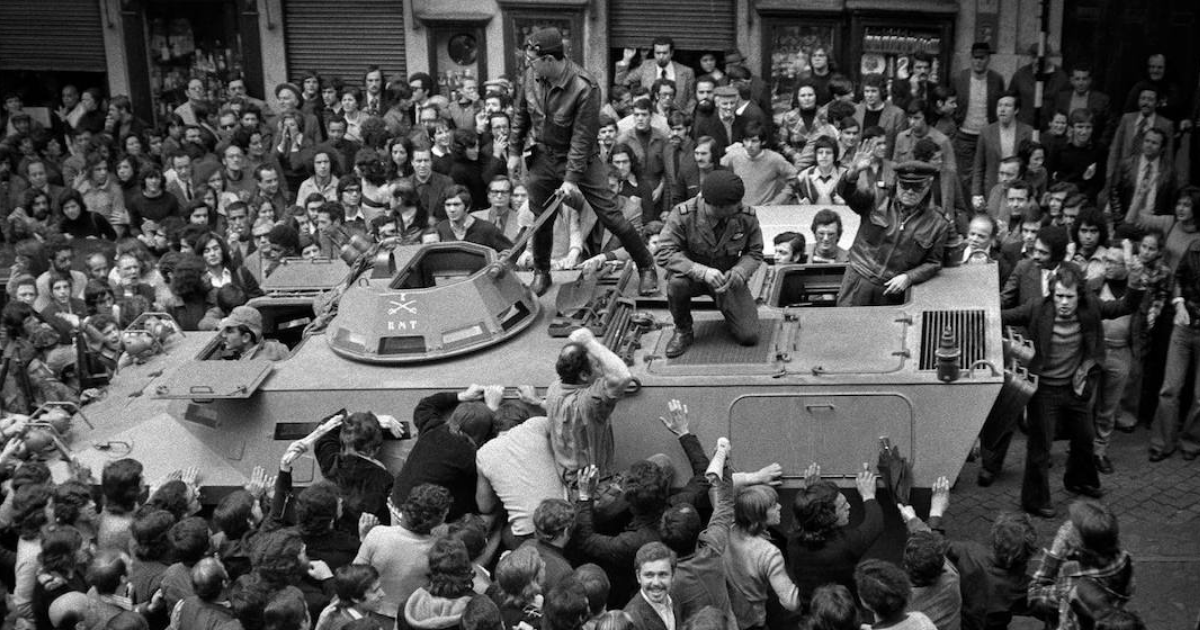 A população em apoio dos militares, nas ruas de Lisboa, a 25 de Abril de 1974. © Alfredo Cunha, cedida pelo autor