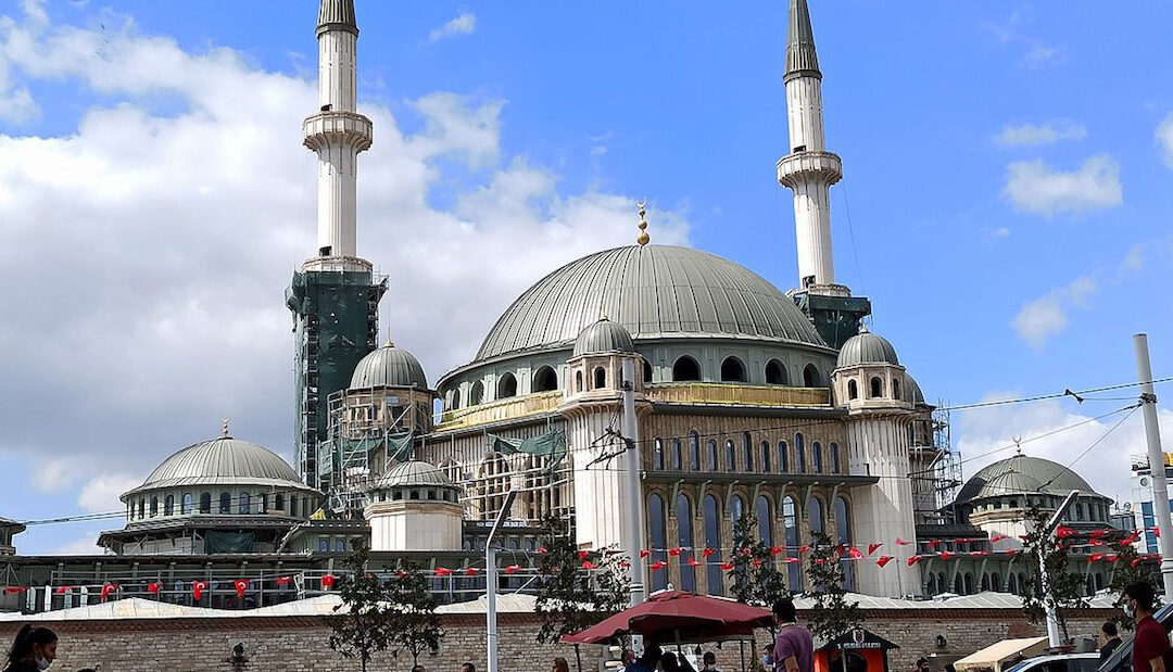 Erdogan inaugura grande mesquita no centro de Istambul, a terceira em três anos