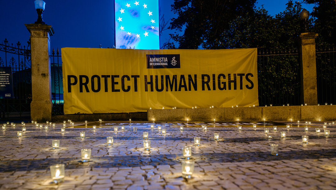 Amnistia acusa Índia de violação sistemática dos direitos humanos
