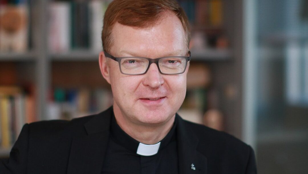 Comissão de Proteção de Menores do Vaticano em crise leva a pedido de intervenção do Papa