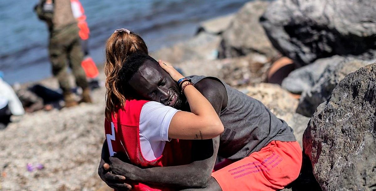 Imigrantes. Ceuta. Espanha Ceuta. Abraço. Imigrantes