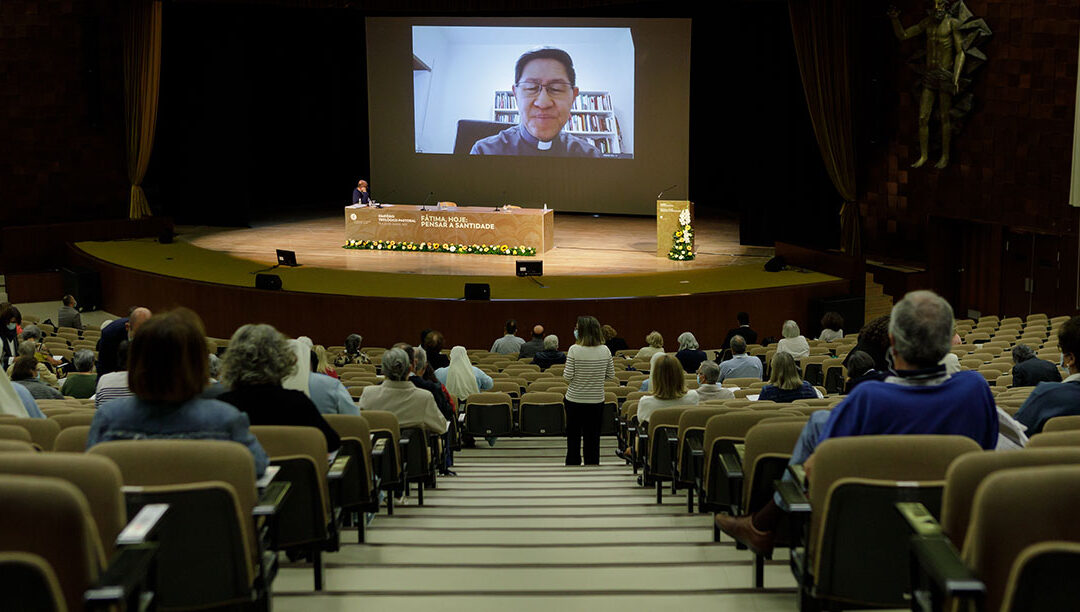 Lidar com rupturas como a escravatura ou a exploração de pessoas pode levar à santidade, diz cardeal Tagle
