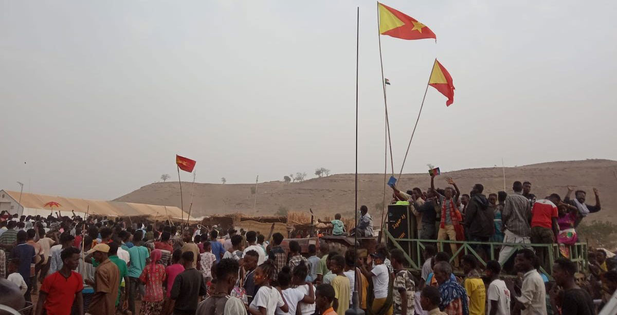 2-Foto-2-Refugiados-e-simpatizantes-da-Frente-de-Libertacao-do-Povo-Tigres-no-campo-de-refugiados-de-Um-Rakuba-em-Gedaref-Sudao.-Foto-©-Tomas-Sopas-Bandeira-cedida-pelo-autor-e1616268611826