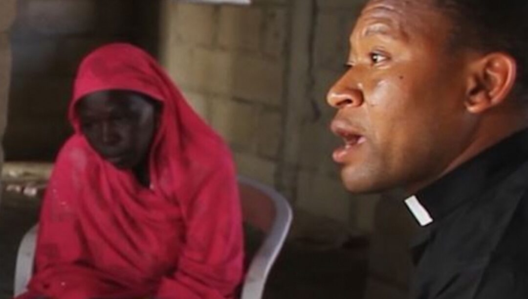 Amara, a raptada, e o padre psicólogo que ajuda a curar as feridas do terrorismo