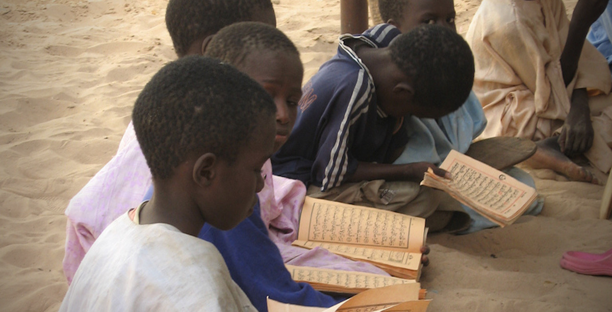 Crianças numa escola corânica em Touba, Senegal. Foto © ho visto nina volareWikimedia Commons Crianças numa escola corânica em Touba, Senegal. Foto © ho visto nina volare/Wikimedia Commons