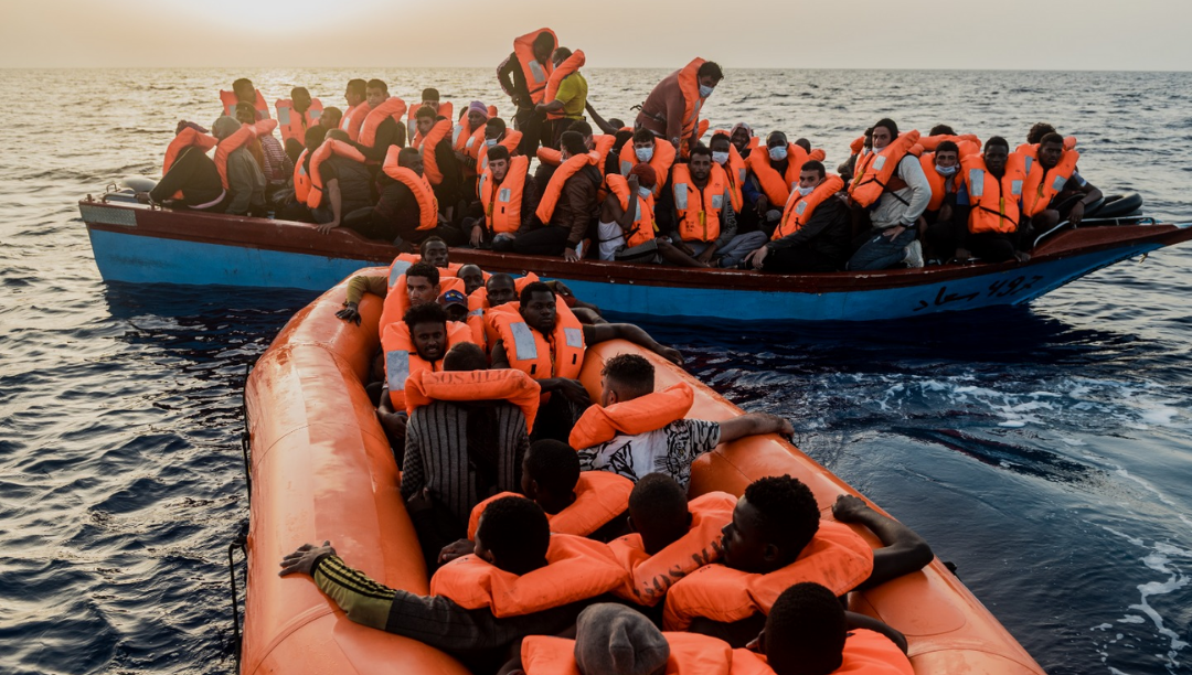 Barco com uma centena de migrantes terá perdido 60 pessoas