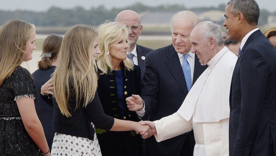 Francisco recebe Biden: um jogo de sombras e de bispos conspira contra ambos