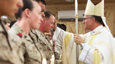 Vacina pode ser recusada por motivos religiosos, diz arcebispo dos EUA Service_members_celebrate_Holy_Week_in_Afghanistan_140419-M-PF875-010