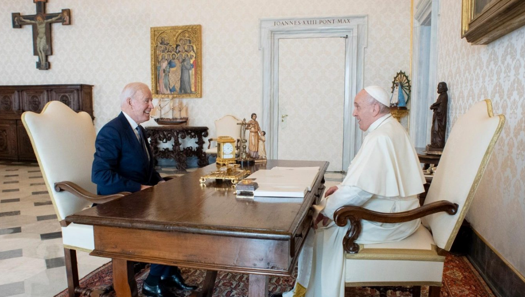 Guerra e paz na visita de Biden a Francisco e 37 condenados à morte com pena comutada