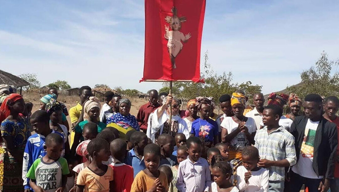 Bandeira do Menino nas aldeias de Cabo Delgado em sinal de paz