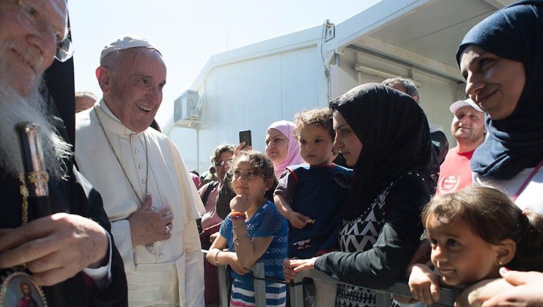 Papa faz viagem escaldante e talvez leve afegãos para Roma