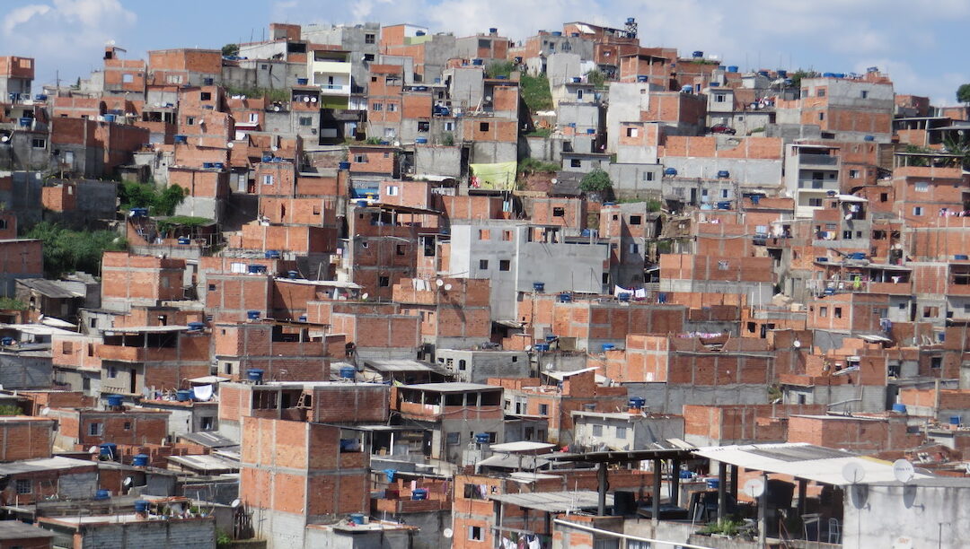 Favelas no Brasil: condomínio aberto à pura resistência