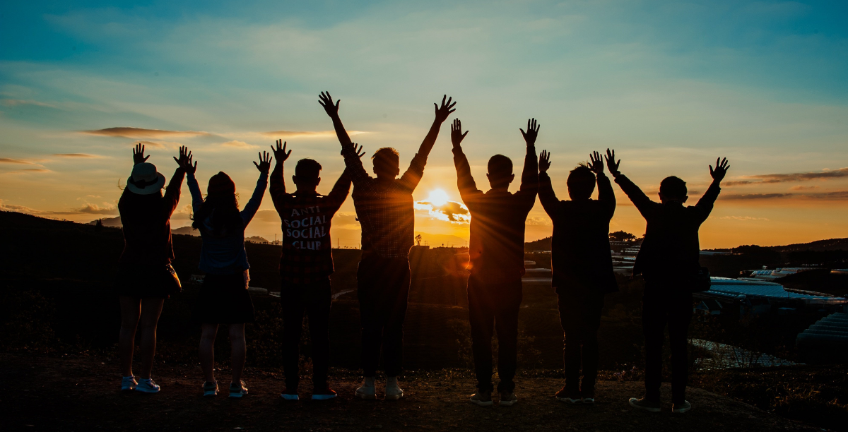 jovens por do sol foto pixabay (1200 × 612 px)