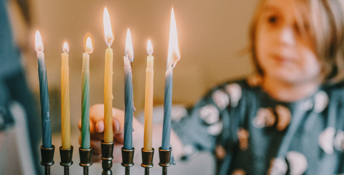 judeu acende menorah foto pexels (1200 × 612 px)