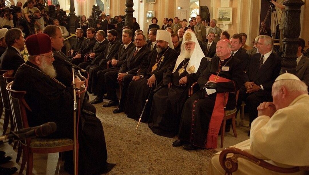 Quando o Papa Wojtyla cantou, entre discursos crispados contra o invasor