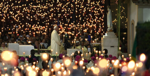 Imagem venerada na Capelinha vai a Roma em outubro Papa Francisco reza na Capelinha das Aparições por ocasião do centenário das Aparições de Fátima. Foto © Arlindo Homem