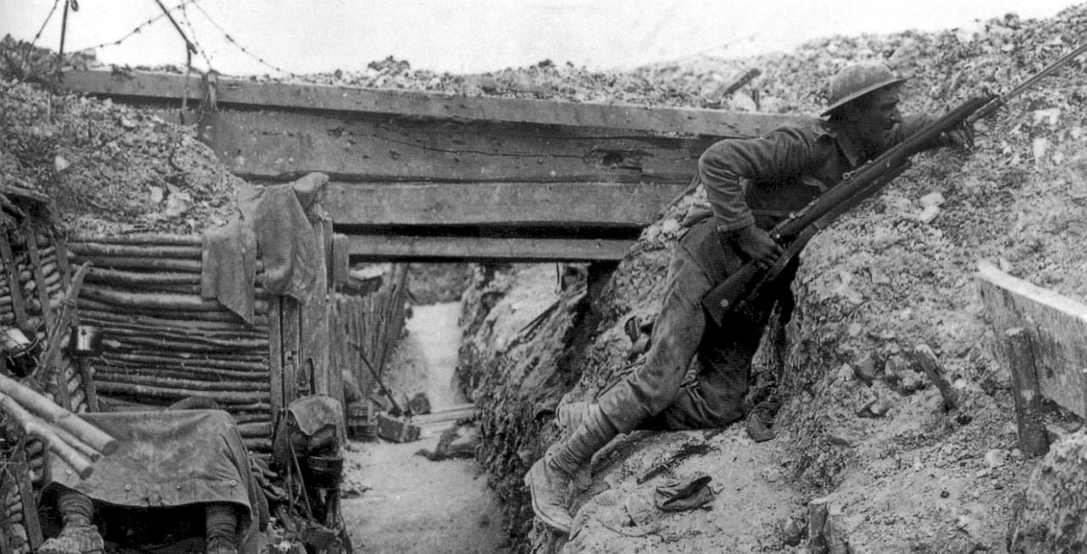 Cheshire_Regiment_trench_Somme_1916 Uma trincheira alemã ocupada por soldados britânicos perto da estrada Albert-Bapaume, em Ovillers-la-Boisselle, em julho de 1916, durante a Batalha do Somme. Os militares pertencem à Companhia A, do 11º Batalhão do Regimento de Cheshire. Foto © John Warwick Brooke, Public domain, via Wikimedia Commons.