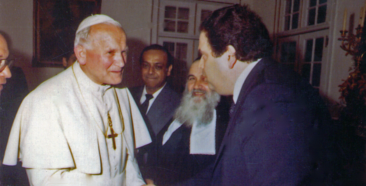 Joshua Ruah com João Paulo II, em 1982, em Lisboa, durante a visita do Papa a Portugal. foto direitos reservados