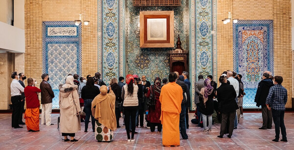 Grupo de bolseiros do KAICIID (Centro Internacional Rei Abdullah bin Abdulaziz para o Diálogo Inter-religioso e Intercultural), numa visita à Mesquita Central de Lisboa durante um seminário de formação de líderes, em Lisboa, 22 Fevereiro 2022. Foto © Nuno Patrício.