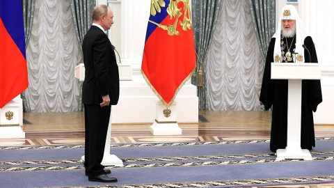 Putin e o patriarca Cirilo, no Kremlin, em novembro de 2021. Kremlin.ru, CC BY 4.0 , via Wikimedia Commons.