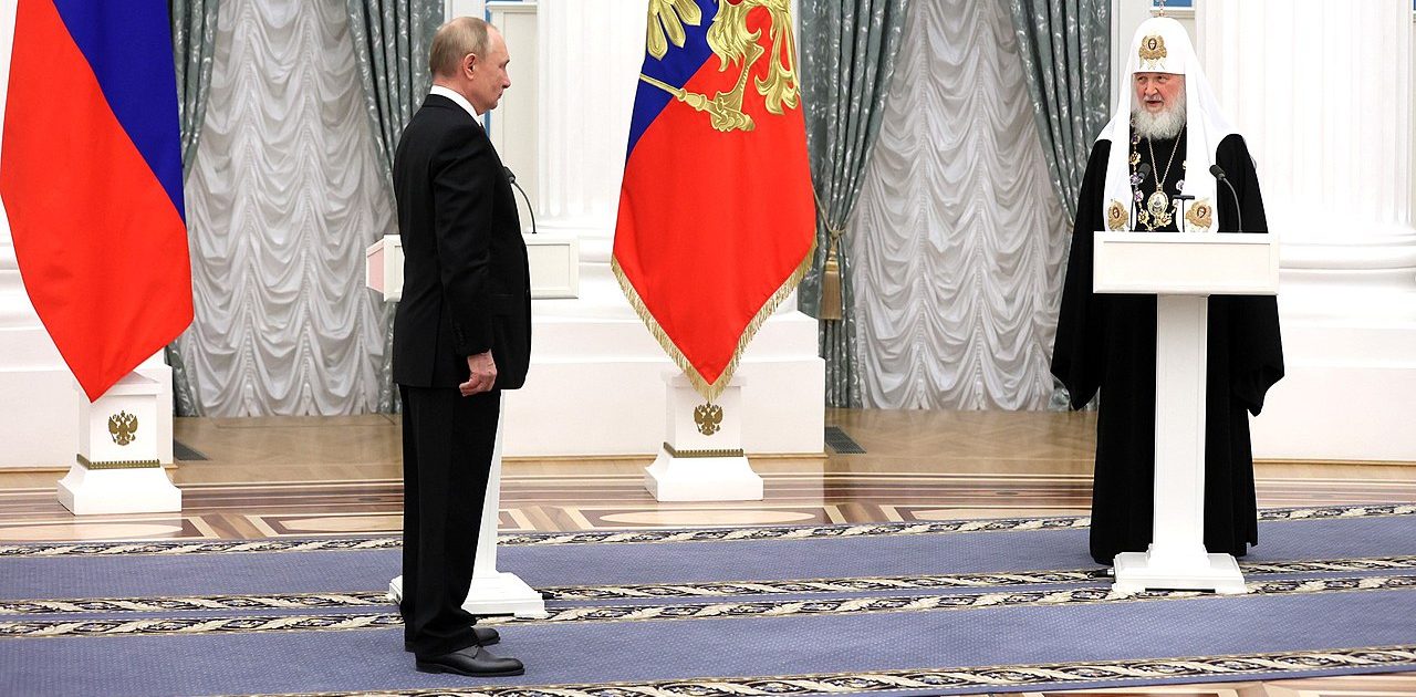 Putin_with_Patriarch_Kirill_(3) Putin e o patriarca Cirilo, no Kremlin, em novembro de 2021. Kremlin.ru, CC BY 4.0 , via Wikimedia Commons.