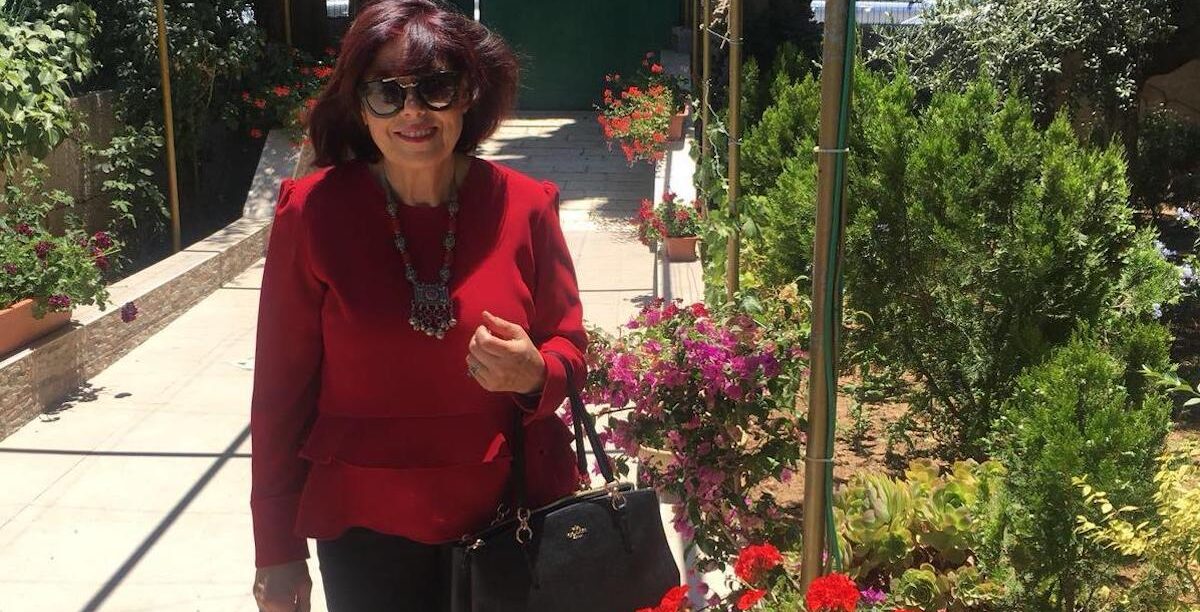Samira Dajani-Budeiri in front of her home in Sheikh Jarrah Samira Dajani-Budeiri em foto cedida pela própria: “Cada pedra faz-me pensar na minha família, nas memórias que criámos juntos e com os vizinhos.”