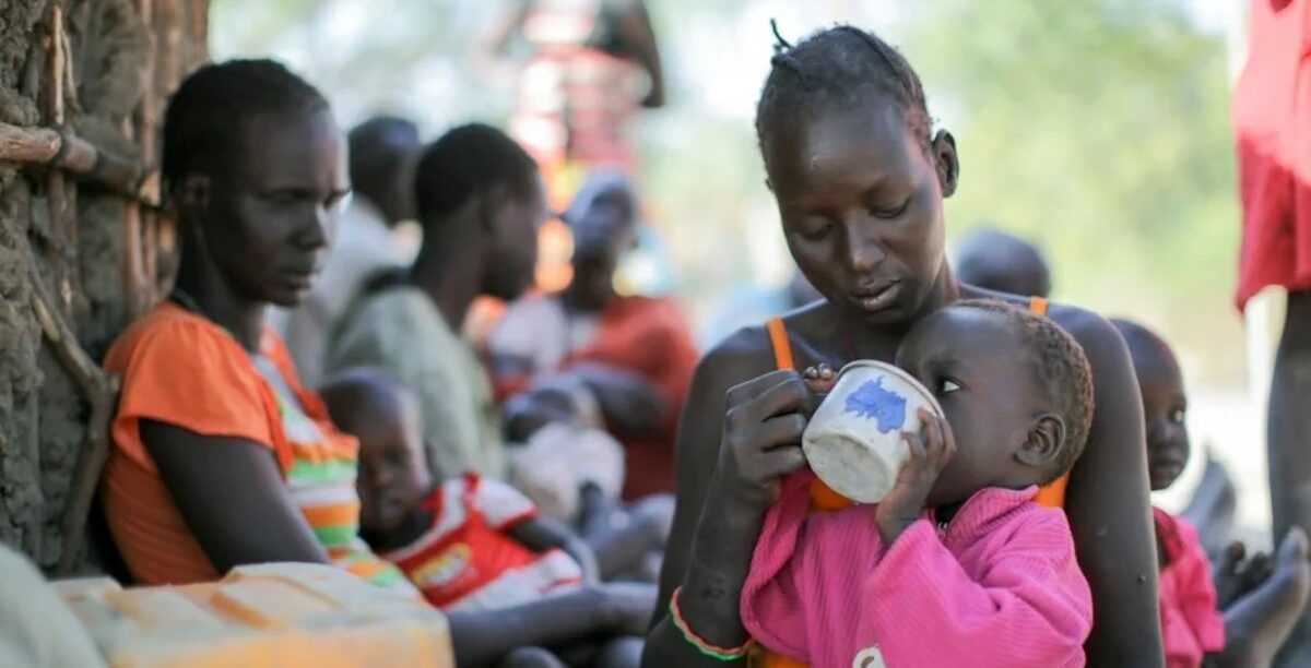 Nyanchau Teny, de dois anos, em Rumbek, Sudão do Sul, a beber uma infusão de folhas de árvore que permite tratar tosse, diarreias e vómitos, resultados da má nutrição. Foto © UNHCR/Rocco Nuri
