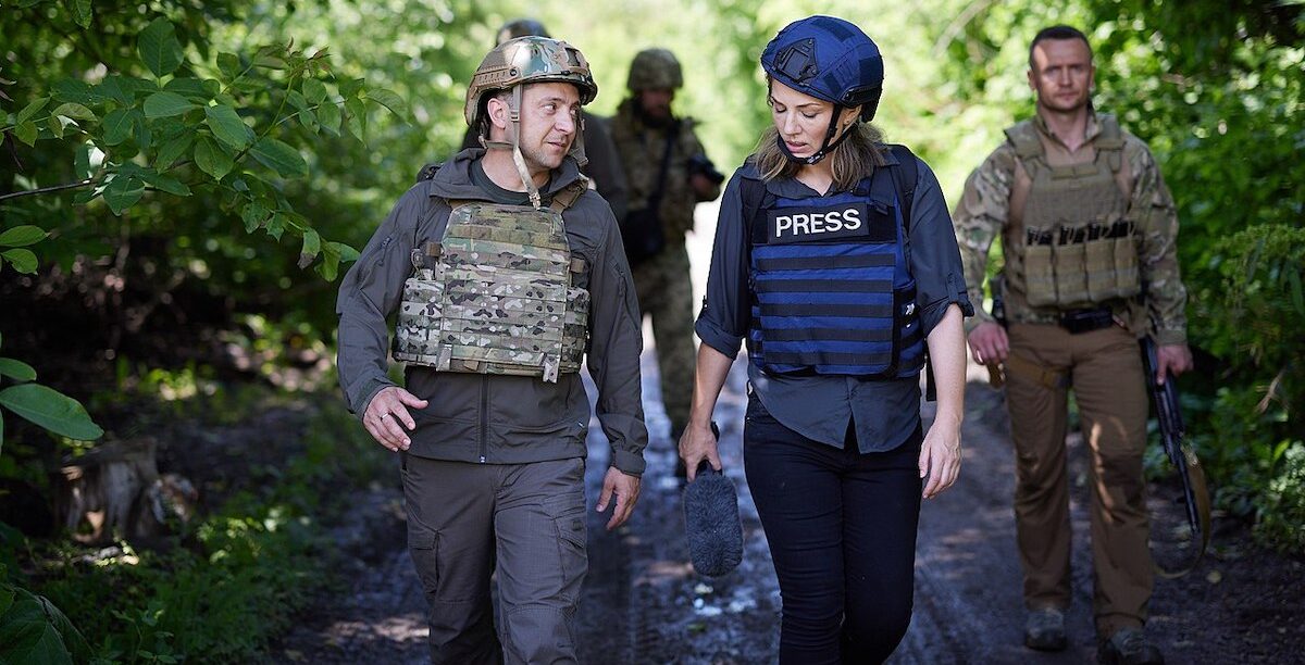 Presidente ucraniano acompanhado de uma jornalista, numa fotografia de arquivo, de junho de 2021, numa visita à região de Donetsk, hoje nas mãos de separatistas. Foto © President.gov.ua, CC BY 4.0 , via Wikimedia Commons