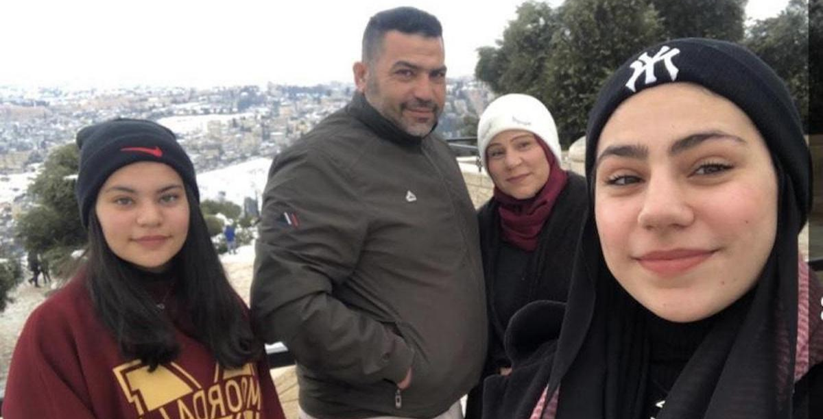 Yacoub Rajabi, palestiniano de Silwan (Jerusalém Oriental), com parte da família, ameaçados sde despejo da sua casa. Foto © Cortesia de Yacoub Rajabi, via CMI-WCC (1200 × 612 px) Yacoub Rajabi, palestiniano de Silwan (Jerusalém Oriental), com parte da família, ameaçados sde despejo da sua casa. Foto © Cortesia de Yacoub Rajabi, via CMI-WCC