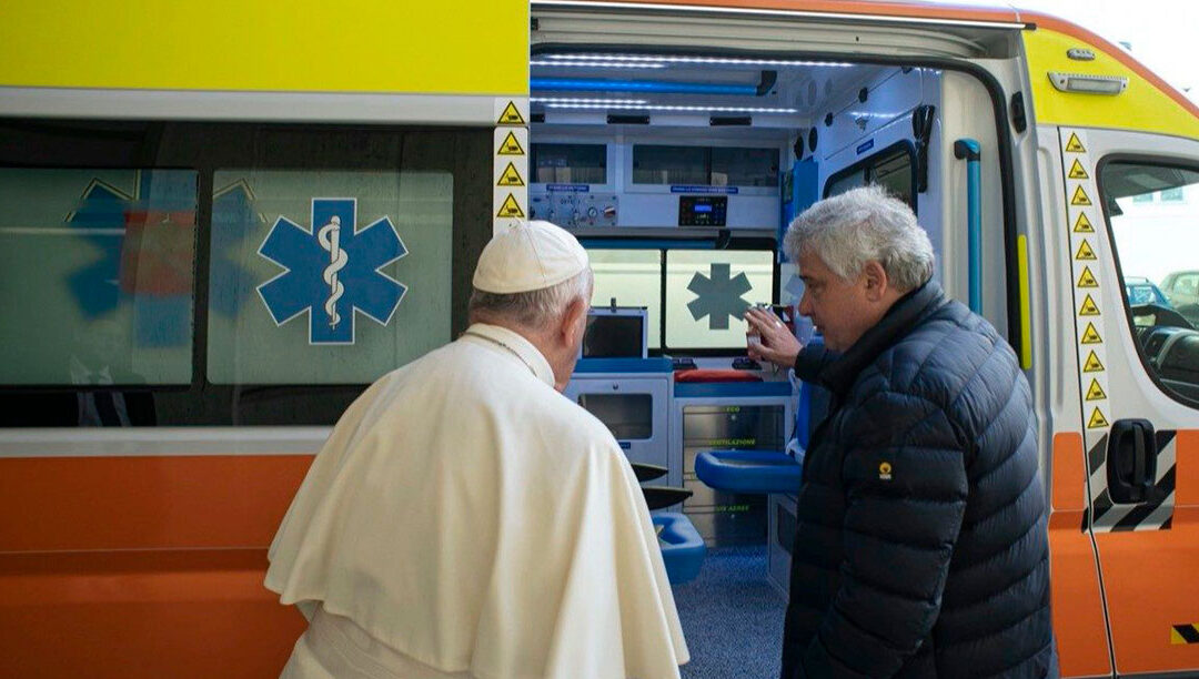 Papa doa ambulância à Ucrânia