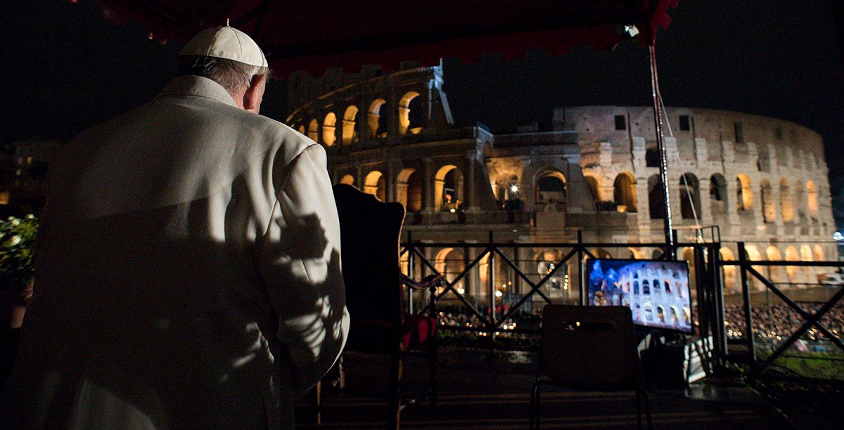 O Papa Francisco na Via Sacra do Coliseu, em 2018. Foto © Vatican Media