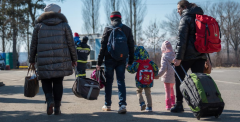 Cáritas preocupada com “falta de solidariedade” com refugiados uma familia de refugiados ucraniana chega à fronteira com a romenia foto Albin HillertCOE