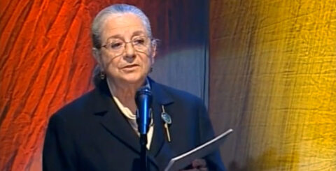 Cerimónia de abertura da Bíblia Manuscrita em 2004 com leitura do texto Coríntios 13 por Eunice Muñoz. Foto © captura de ecrã
