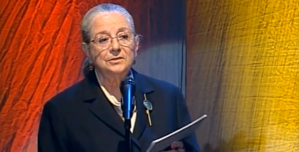 Cerimónia de abertura da Bíblia Manuscrita em 2004 com leitura do texto Coríntios 13 por Eunice Muñoz. Foto © captura de ecrã