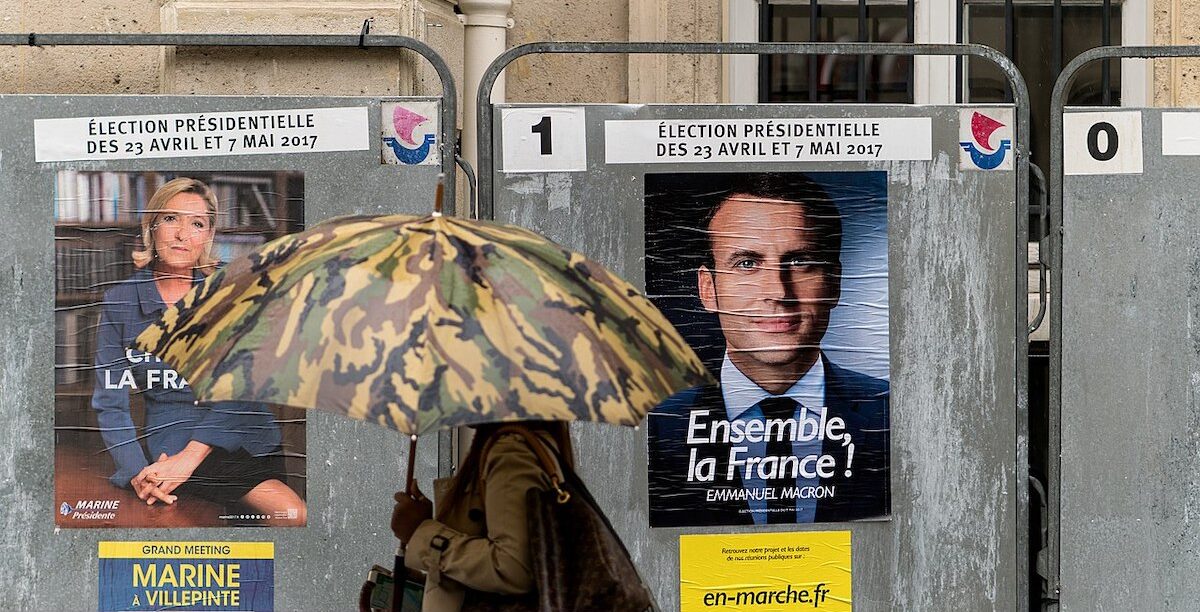 Le_Pen_&_Macron,_French_election_posters_2017_(34356062021) Já em 2017 os bispos franceses não tomaram posição quando Macron também disputou a segunda volta com a extremista Le Pen (na imagem, cartazes dessa campanha). Foto © Lorie Shaull from St Paul, United States, CC BY 2.0 , via Wikimedia Commons.