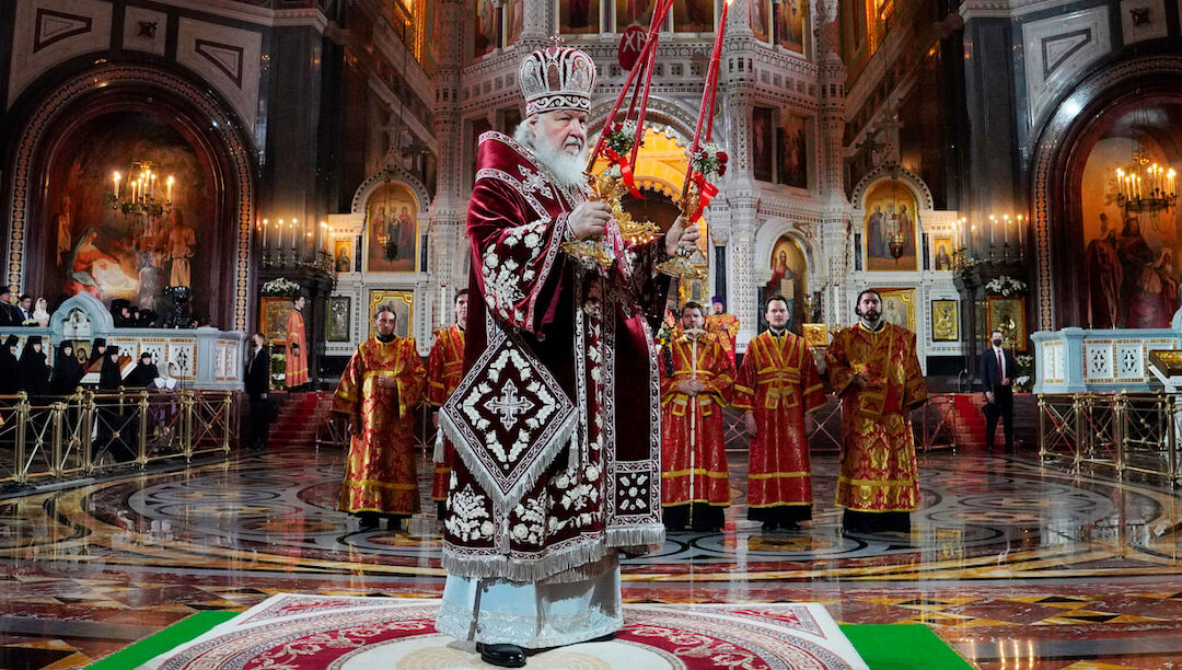 Padres e leigos ortodoxos russos insurgem-se contra a guerra e contra Cirilo