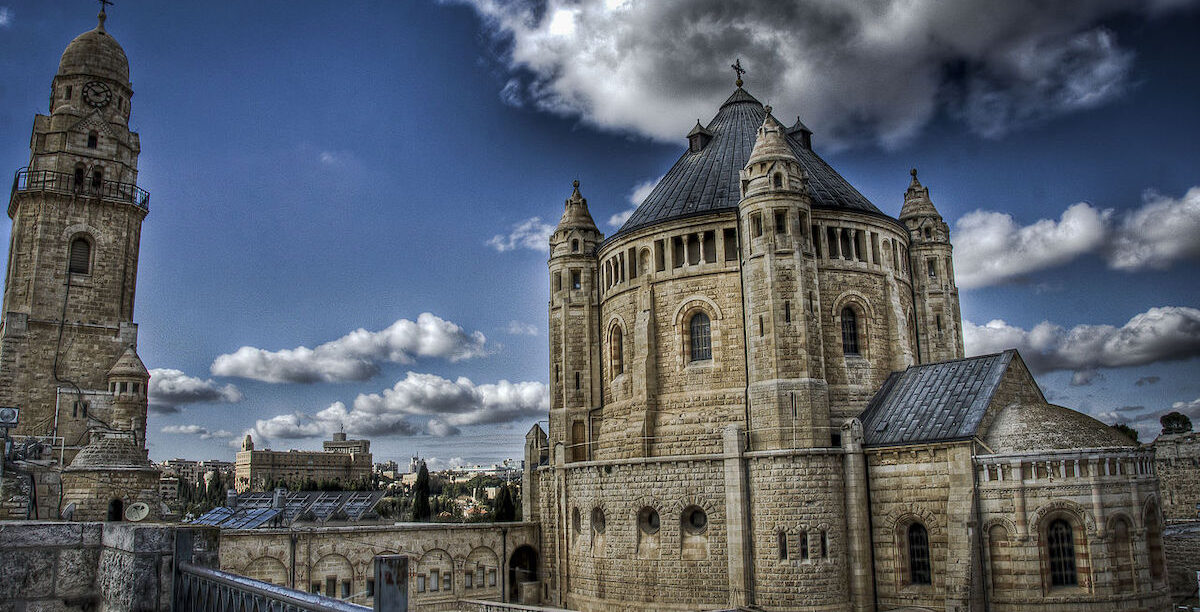 A Abadia da Dormição, na Cidade Velha de Jerusalém. Foto © Eldadc1, CC BY-SA 3.0 <https://creativecommons.org/licenses/by-sa/3.0>, via Wikimedia Commons. A Abadia da Dormição, na Cidade Velha de Jerusalém. Foto © Eldadc1, CC BY-SA 3.0 , via Wikimedia Commons.
