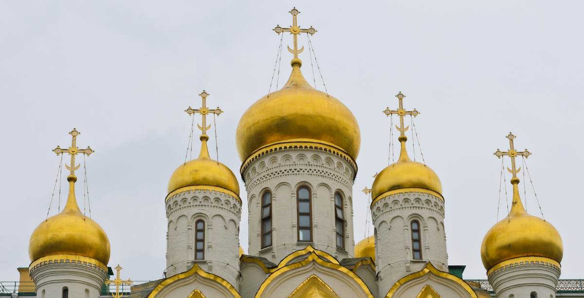 A Igreja Ortodoxa Russa (IOR) apareceu esta quarta-feira, 6, a dar sinais de vida na Península Ibérica, através de uma tomada de posição conjunta com a Conferência Episcopal (Católica) de Espanha (CEE), na qual se faz um apelo à paz…e ao presidente Putin. Na declaração conjunta da IOR em Espanha e Portugal e da CEE, refere-se que as respetivas igrejas “se unem perante a dor e o sofrimento provocado a tantos irmãos nossos, ortodoxos, católicos e pessoas de todas as crenças, devido à invasão da Ucrânia pela Rússia”.