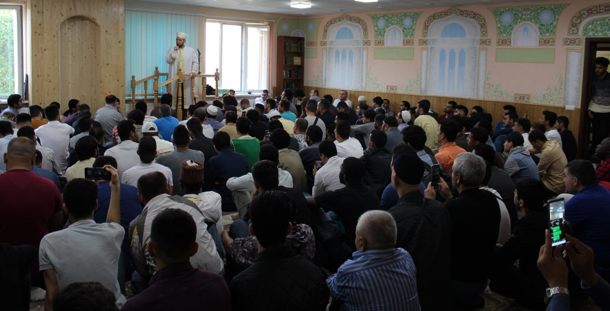 comunidade muçulmana reunida no centro cultural islamico de lviv ucrania, foto FB