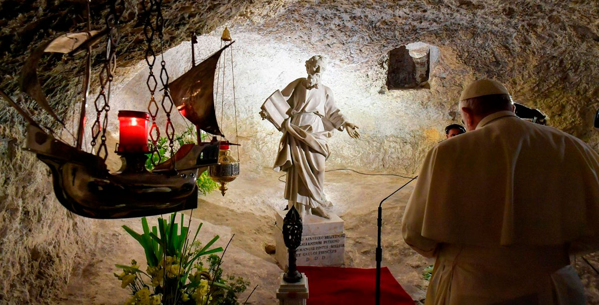 O Papa Francisco reza na gruta de S. Paulo, em Malta. Foto © Vatican Media