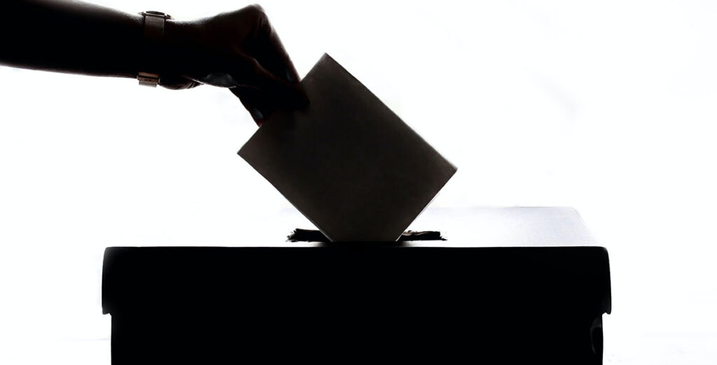 Ato de votar, colocar voto na caixa. Foto © Element5 Digital | Unsplash