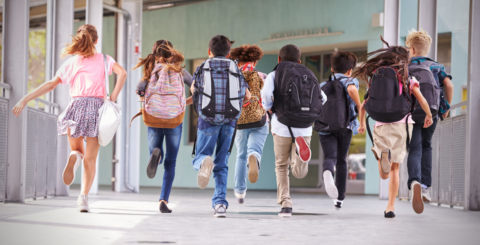 Educação inclusiva em Portugal: “melhorias históricas”, mas ainda muito a fazer grupo de alunos corre para a escola foto monkey business images (2)